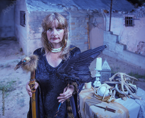 Canvastavla Serious Witch with Bird Fetishes