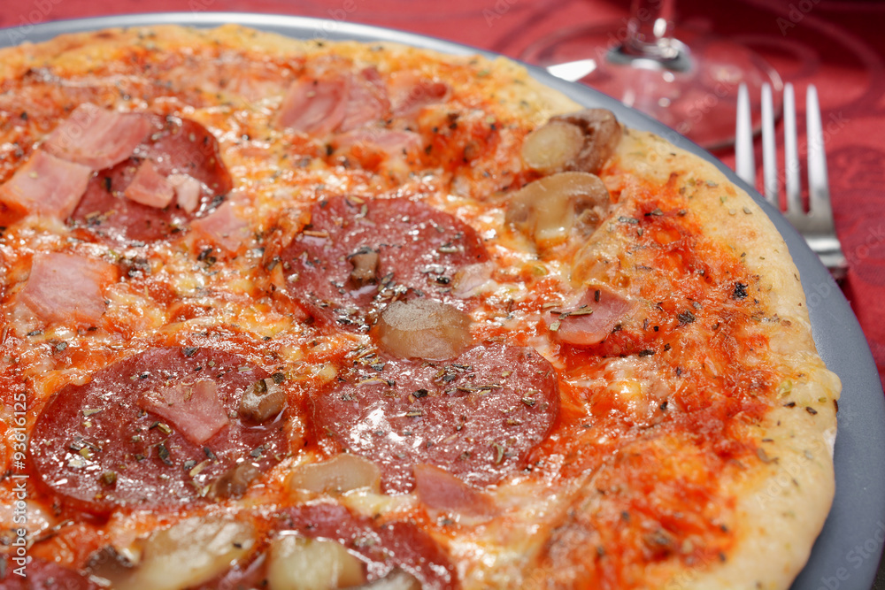 Pizza mit Salami und Pilzen als Mahlzeit beim Italiener oder Pizzeria ...