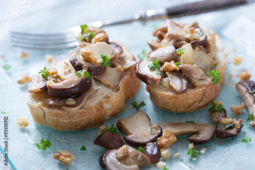 Waldpilze gebraten auf Baguette, vegan