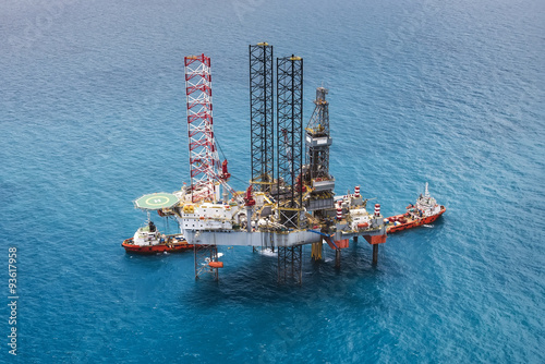 Offshore oil rig drilling platform/Offshore oil rig drilling platform in the gulf of Thailand 2015.