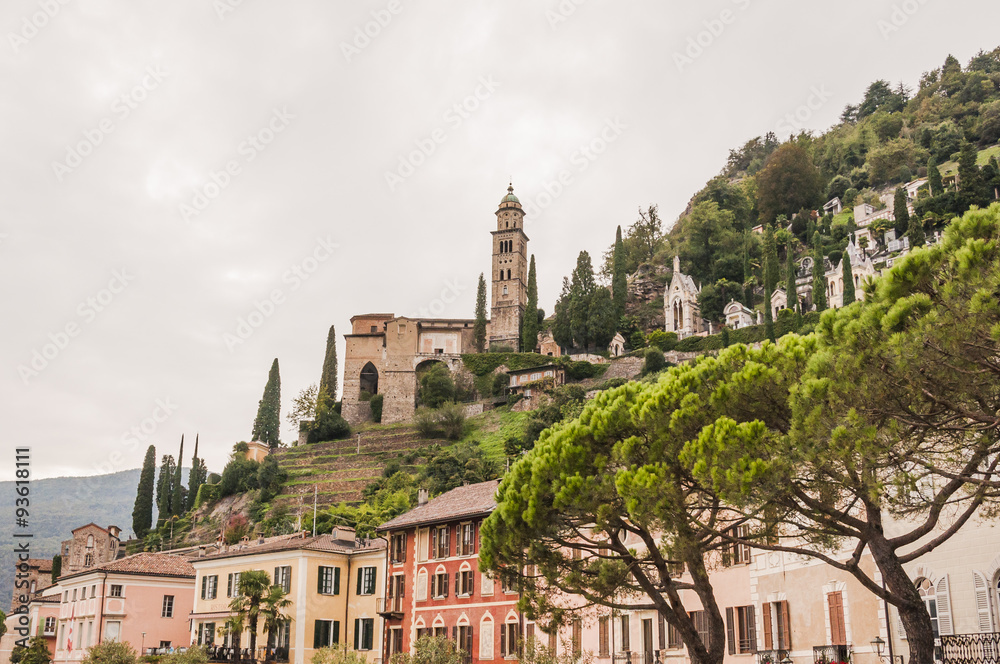 Fototapeta premium Morcote, Dorf, Kirche, Santa Maria del Sasso, Lago di Lugano, Luganersee, Seeufer, Seerundfahrt, Herbst, Tessin, Schweiz