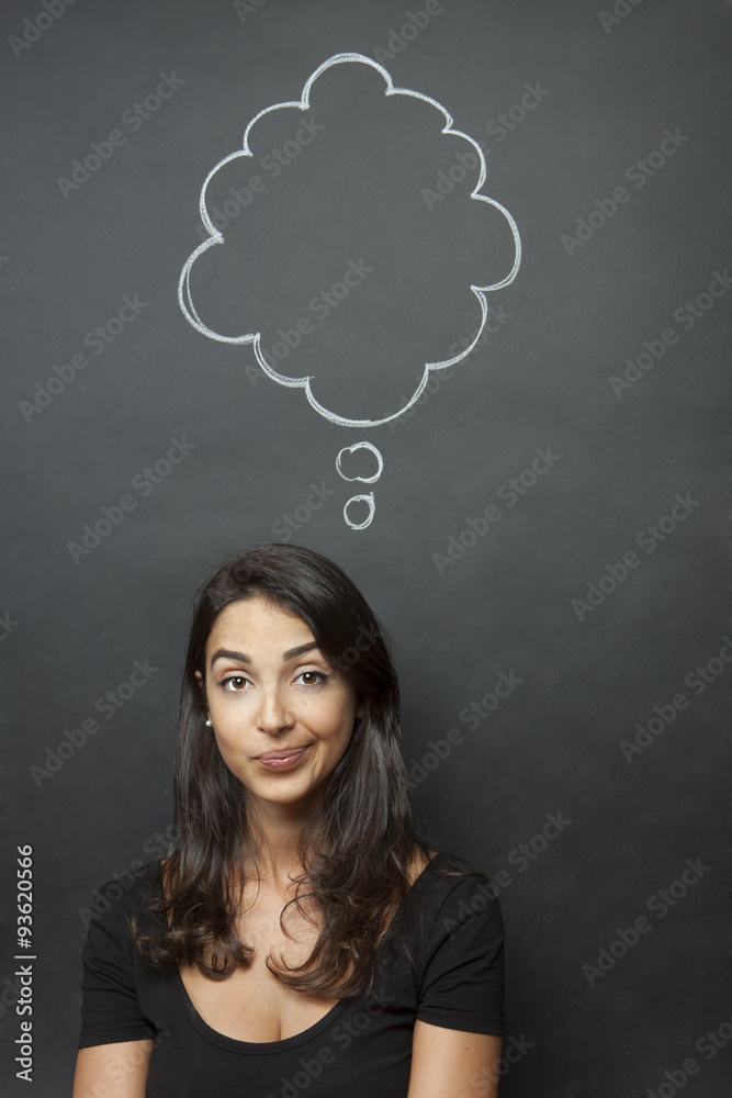 Bella ragazza medita con nuvoletta disegnata