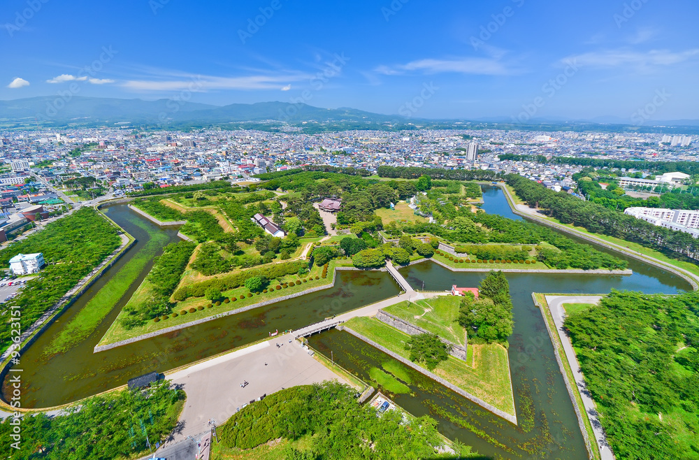 Naklejka premium Park Goryokaku, gdzie znajduje się gwiezdny fort zbudowany w 1855 roku w Hakodate na wyspie Hokkaido w Japonii.