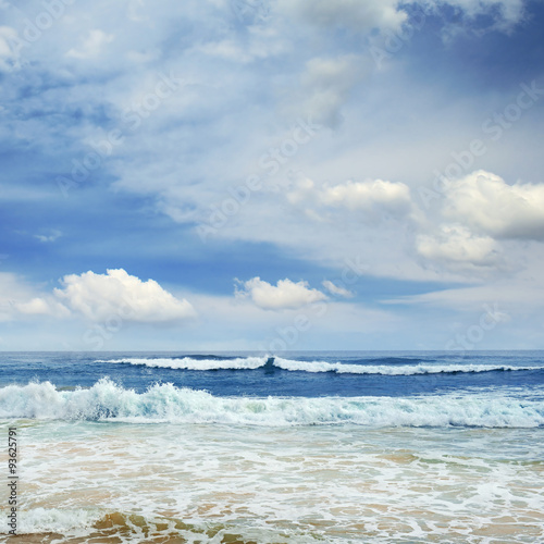 Fototapeta Naklejka Na Ścianę i Meble -  Ocean waves and blue sky