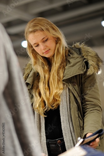Junge blonde Frau beim Shopping