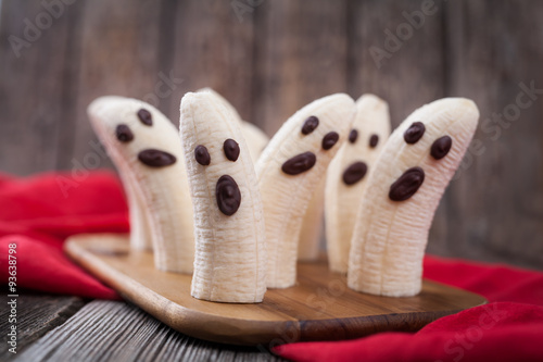 Billede på lærred Homemade halloween scary banana ghosts monsters with chocolate