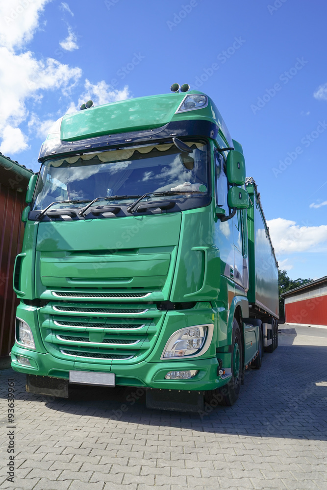 Transport - Logistik, abgestellter grüner LKW von vorne