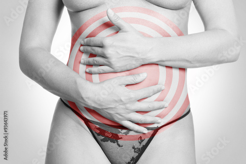 Fotografi Frau mit Schmerzen im Bauch - schwarzweiß mit roter Markierung