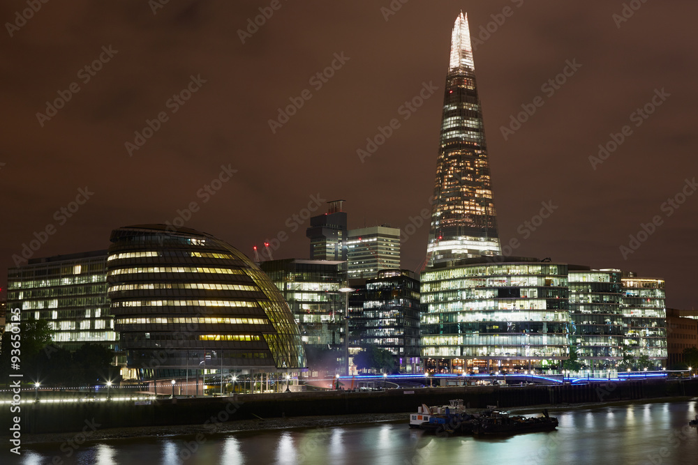 Obraz premium London cityscape with city hall and the Shard with Thames view at night