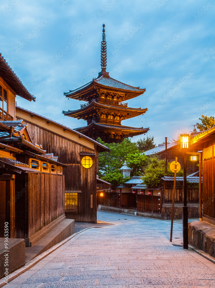 Naklejka premium Japońska pagoda i stary dom w Kioto o zmierzchu