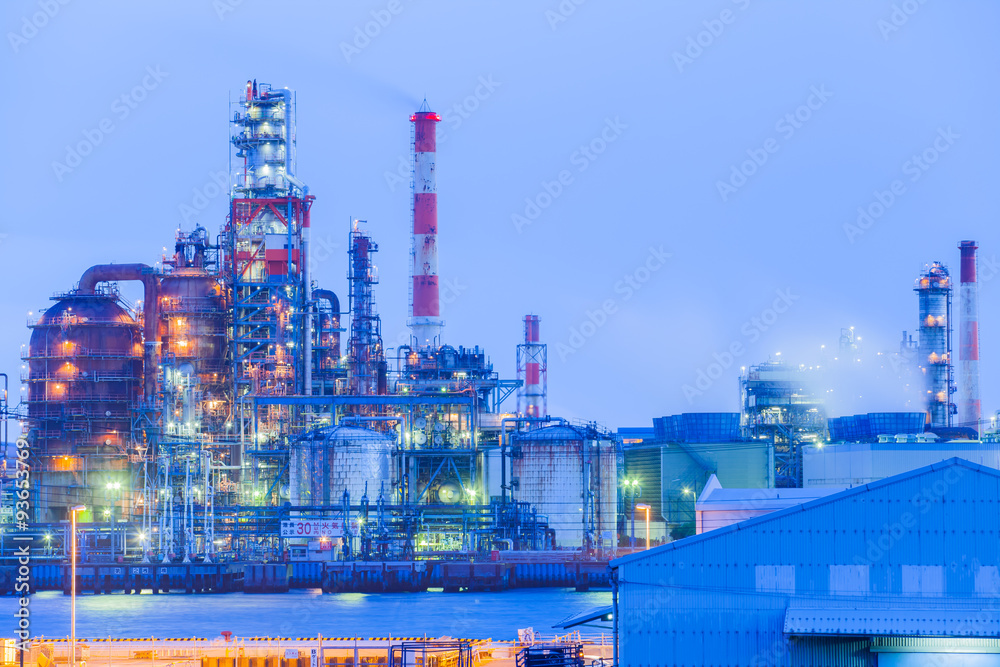 Obraz premium Industrial view at oil refinery plant form industry zone.
