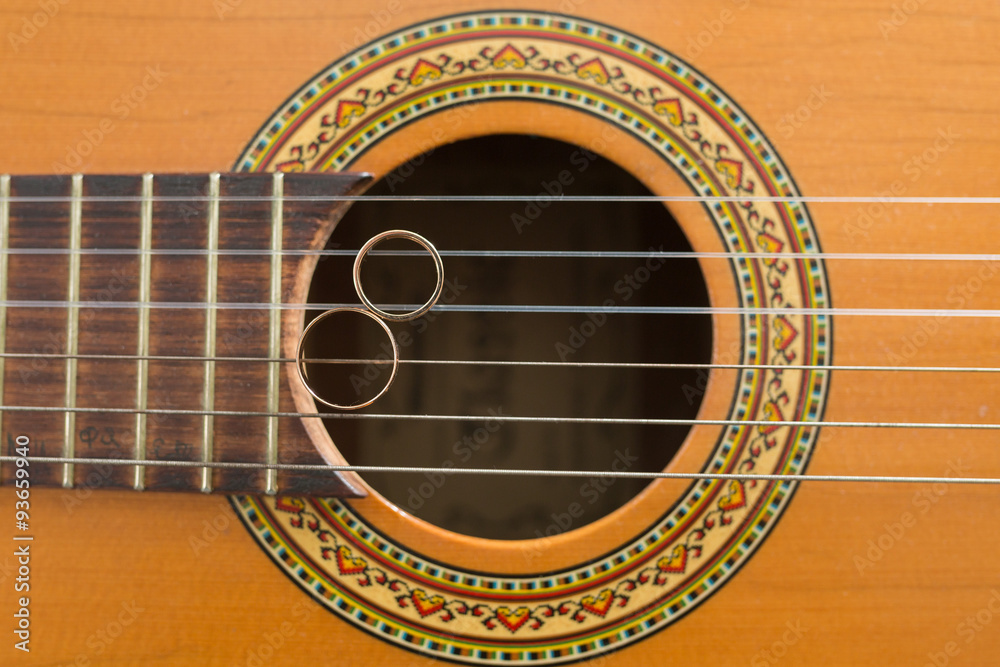 Obraz premium wedding rings on guitar