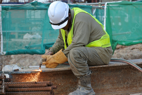 Φωτογραφία Construction workers cutting metal using blowtorch at the construction site