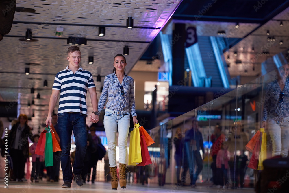 Obraz premium young couple with shipping bags
