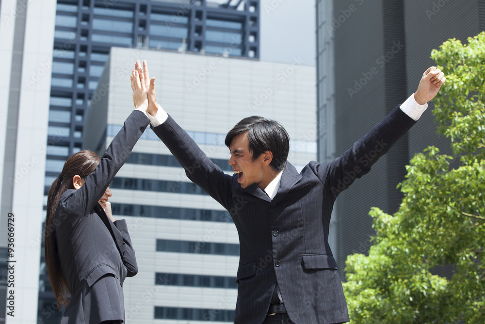 若い会社員の男女