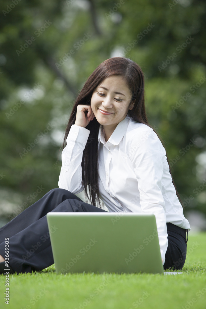 若い会社員の女性 若い会社員の女性