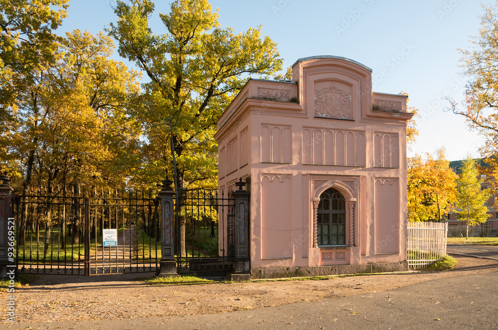 Catherine Park, Pushkin (Tsarskoe Selo), Russia.
Pavilion at the gate on the road Podkaprizovaya. Catherine Park, Pushkin (Tsarskoe Selo), Russia.
Pavilion at the gate on the road Podkaprizovaya.