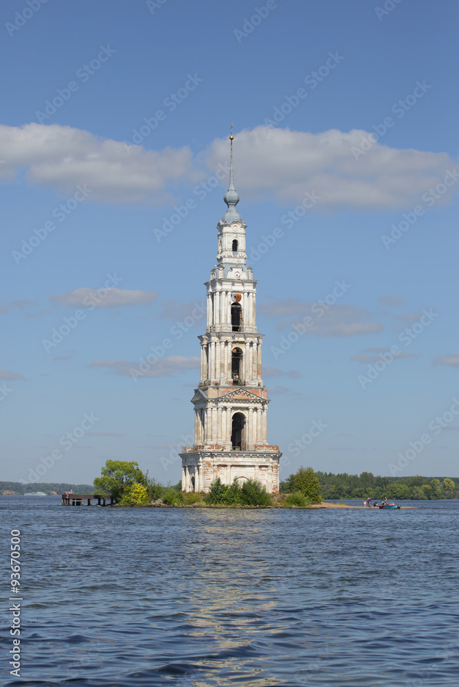 Вид на затопленную колокольню Никольского собора в городе Калязин