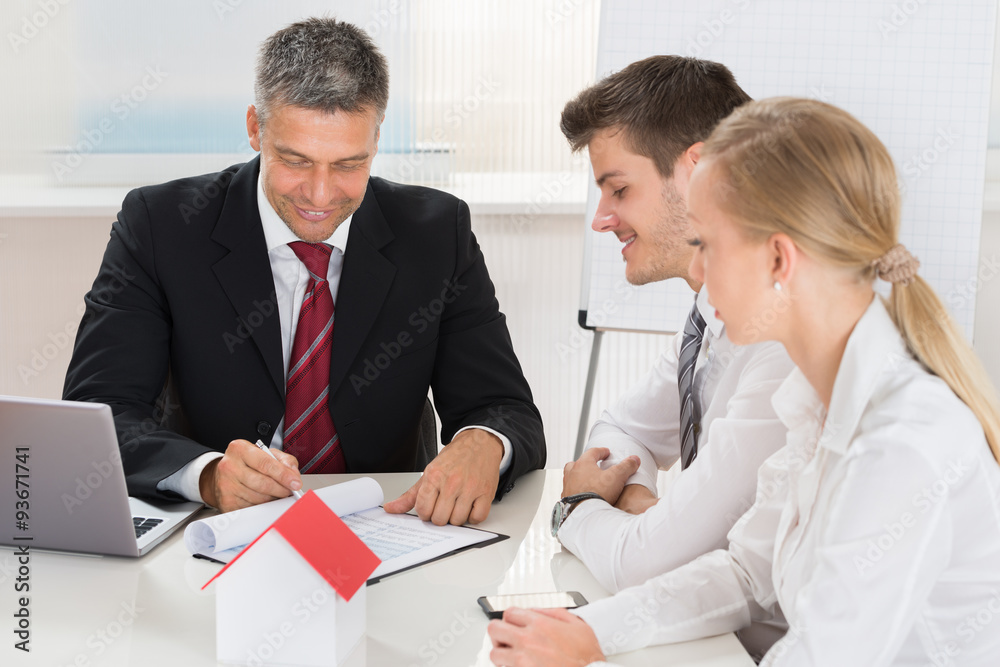 Obraz premium Couple Consulting Estate Agent