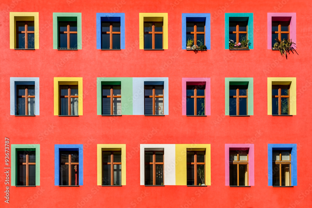 Fröhlich-bunte Hausfassade in Berlin