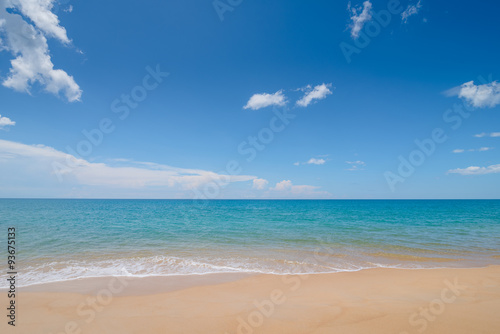 Fototapeta Naklejka Na Ścianę i Meble -  Clear blue sky and nice ocean