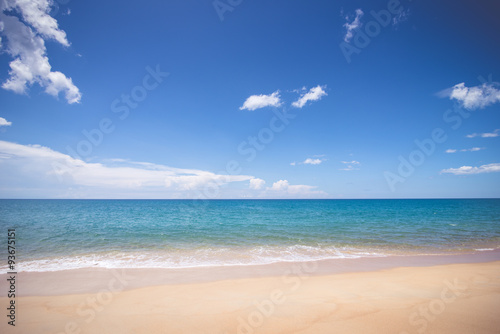 Fototapeta Naklejka Na Ścianę i Meble -  vintage clear blue sky and nice ocean