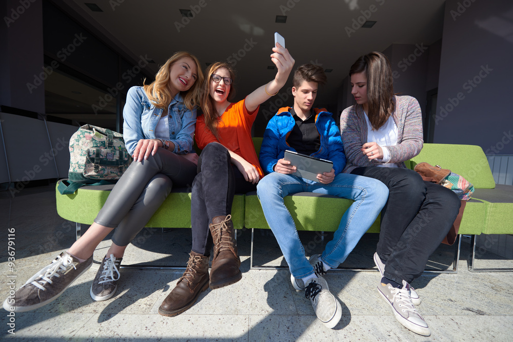 Obraz premium students group taking selfie