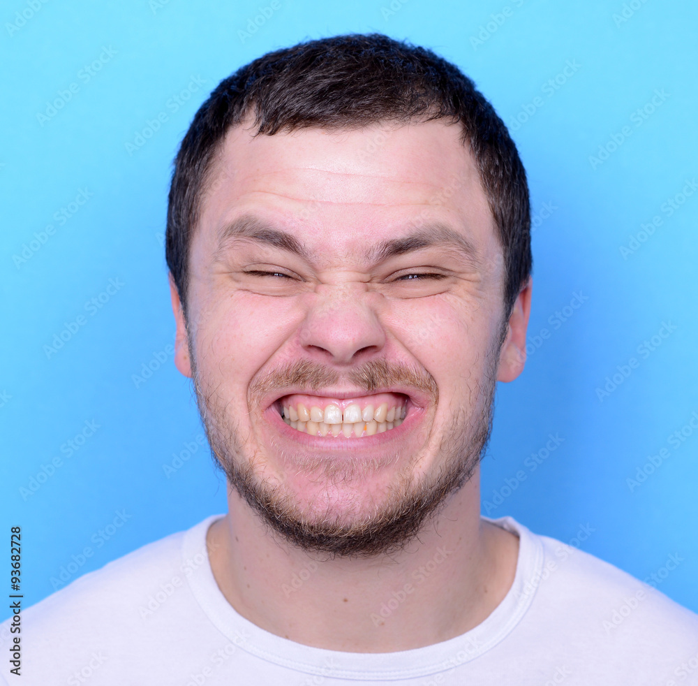 Obraz premium Portrait of man with funny face against blue background