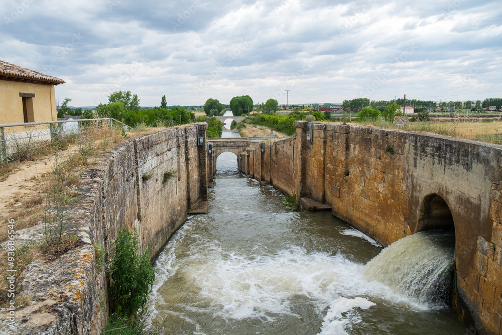 Salida de agua hacia el Canal de Castilla a su paso por Palencia
