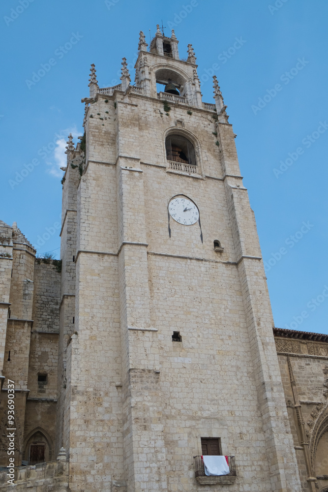 Vista en contrapicado de uno de los campanarios de la catedral de Palencia bajo el cielo azul