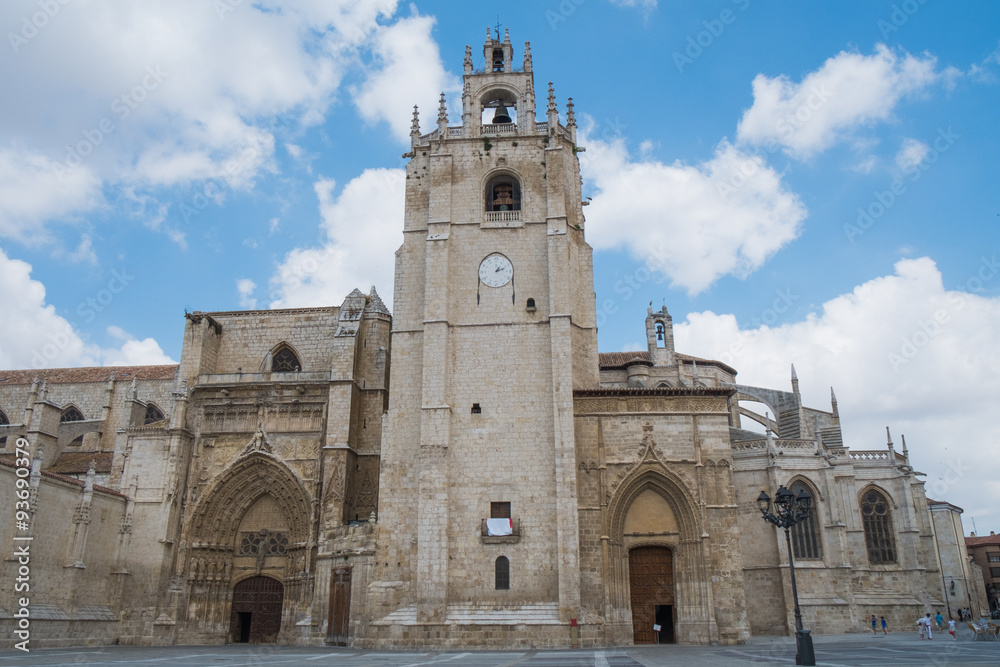 Vista de la fachada principal de la catedral de Palencia 