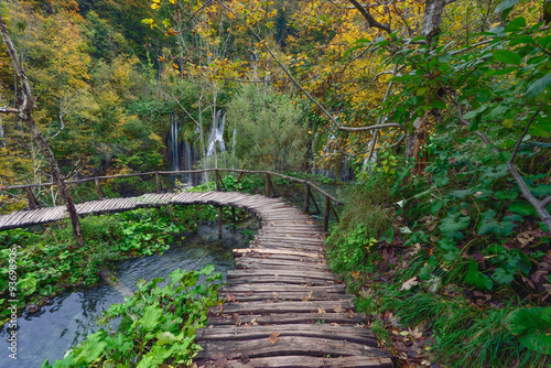 Wasserf  lle  Gew  sser und Wege im Nationalpark Plitvicer Seen in Kroatien