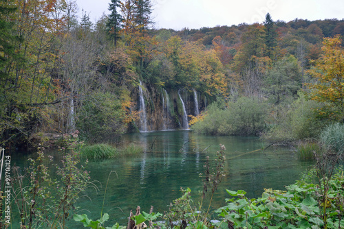 Fototapeta Naklejka Na Ścianę i Meble -  Wasserfälle, Gewässer und Wege im Nationalpark Plitvicer Seen in Kroatien