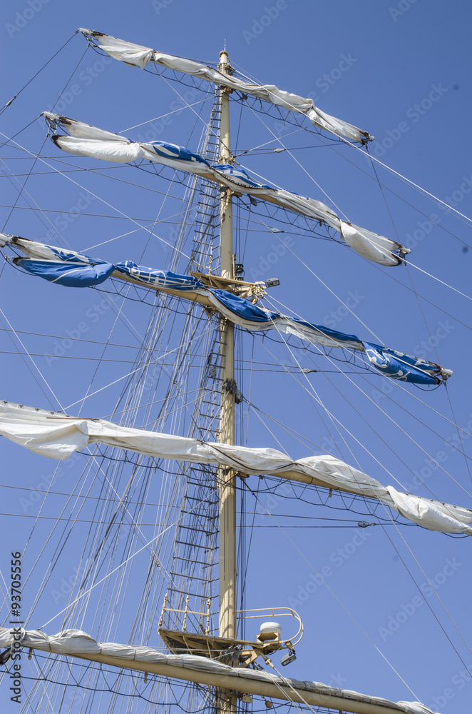 Obraz premium Main mast with sails collected
