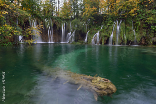 Wasserfälle, Gewässer und Wege im Nationalpark Plitvicer Seen in Kroatien