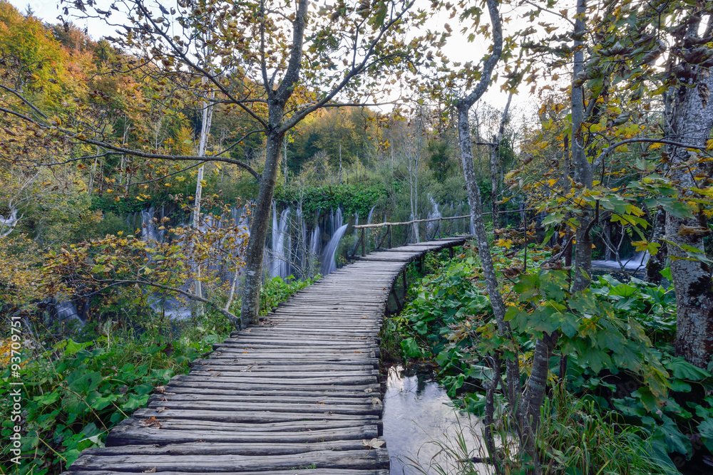 Obraz premium Wasserfälle, Gewässer und Wege im Nationalpark Plitvicer Seen in Kroatien