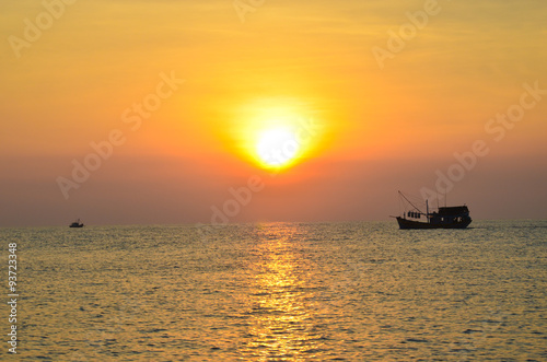 sunrise in the sea © leekhoailang