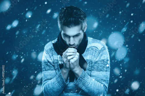 Billede på lærred Young man is freezing in the snow