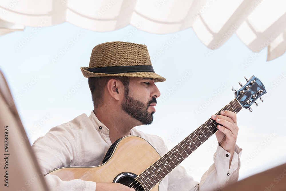 Obraz premium man plays the guitar on the street. retro style.