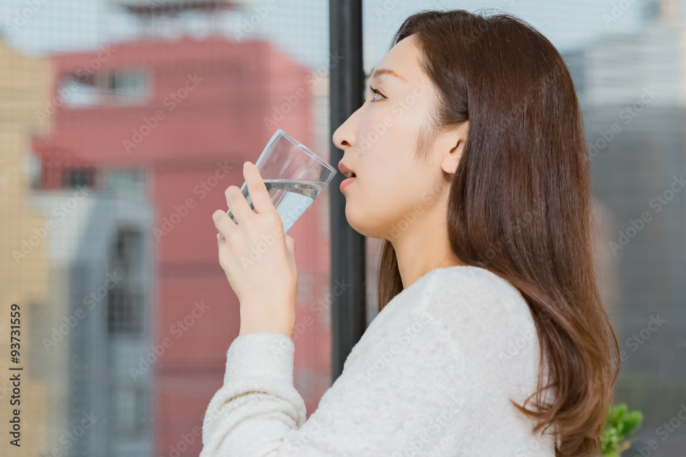 水を飲むパジャマ姿の女性
水を飲むパジャマ姿の女性