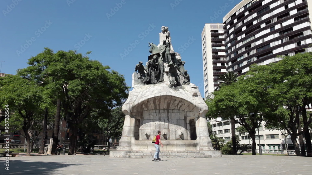 Barcelona Spain fountain roller skate couple P HD 097