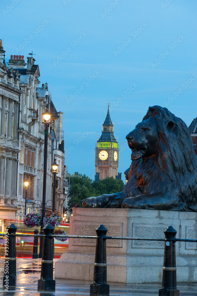 Fototapeta premium The Palace of Westminster Big Ben and Trafalgar Square at night,