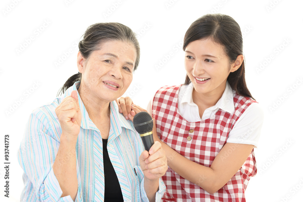 カラオケを楽しむ二人の女性