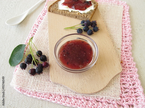 Brot mit Felsenbirnenmarmelade zum Frühstück photo