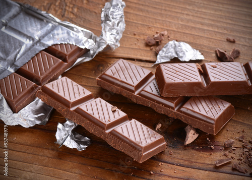 tavoletta di cioccolato avvolta nella carta stagnola