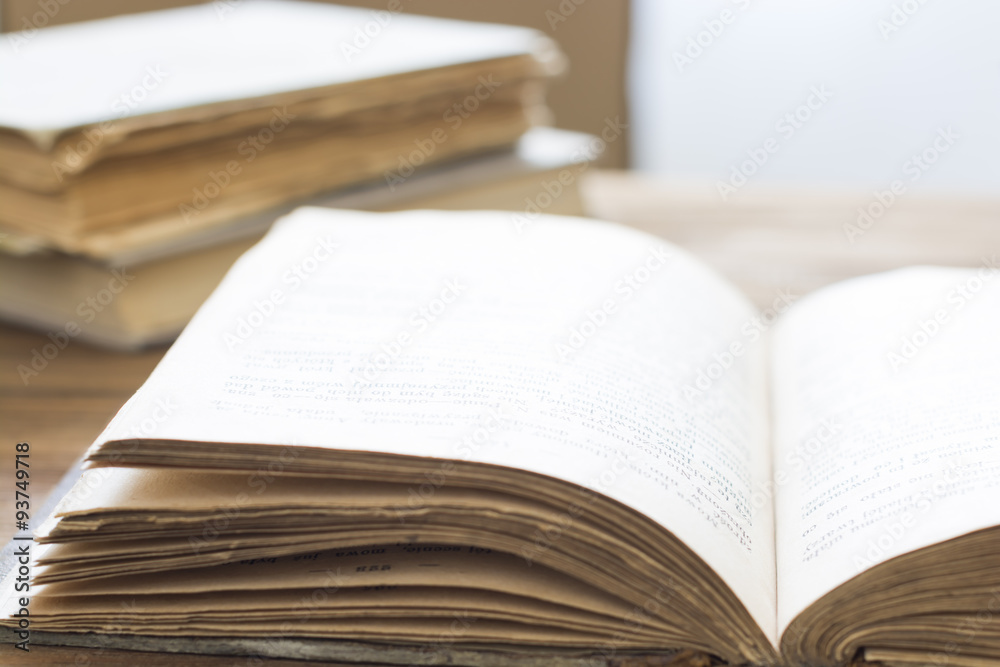 Obraz premium open old book on wooden table