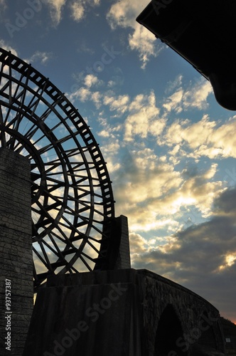 大水車と秋の夕景