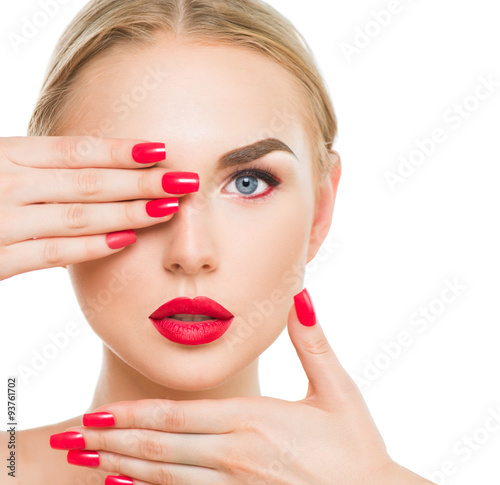 Photo Beauty blond fashion model with red lipstick and red nails