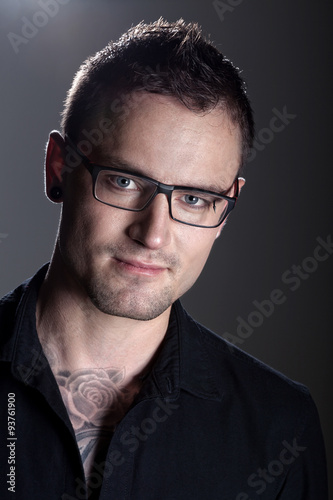 Mann mit Brille lächelt Bewerbungsfoto Passbild Nahaufnahme