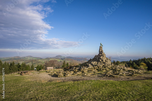 Fliegerdenkmal unterhalb der Wasserkuppe mit faszinierendem Weitblick